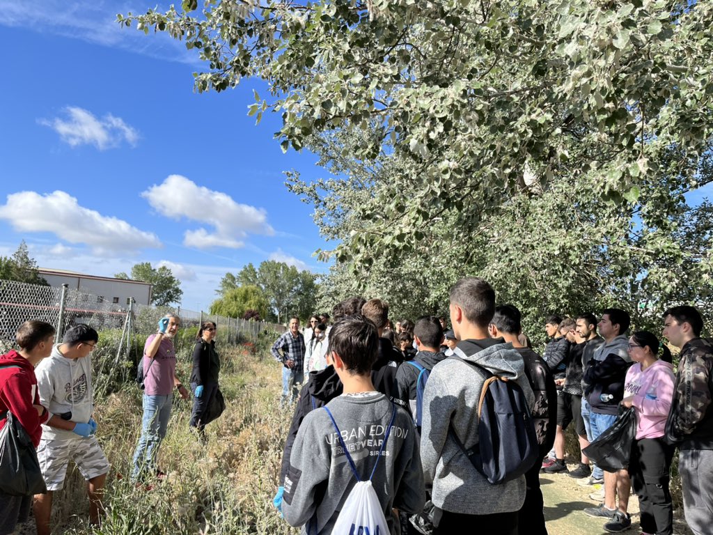 Plogging y plantación de aromáticas en el paseo del río, junto a los alumnos de los CEIP Riomanzanas y Almaraz. Se enmarca dentro del programa Centros Educativos Sostenibles y el <a href="/piEFcitosCaMiNo/">CaMiNoDepiEFcitos</a> . Gracias al <a href="/AytoZamora/">Ayto de Zamora</a> por su colaboración.