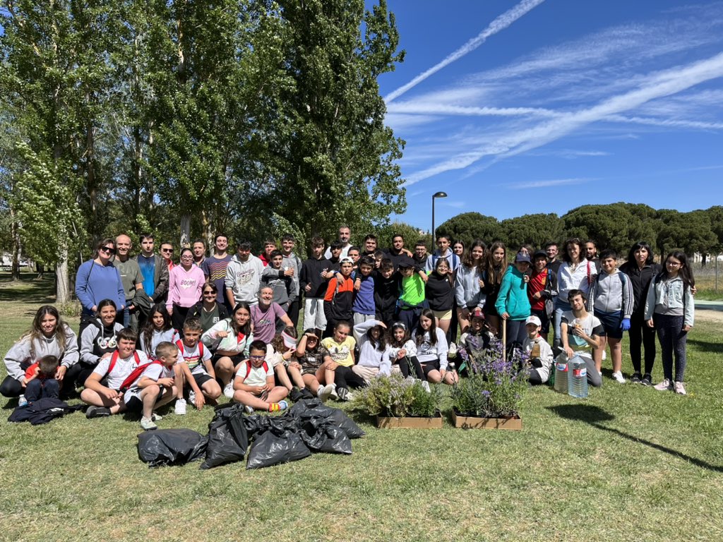 IESAlfonsoIX's tweet photo. Plogging y plantación de aromáticas en el paseo del río, junto a los alumnos de los CEIP Riomanzanas y Almaraz. Se enmarca dentro del programa Centros Educativos Sostenibles y el @piEFcitosCaMiNo . Gracias al @AytoZamora por su colaboración. https://t.co/zy6aamYXEj