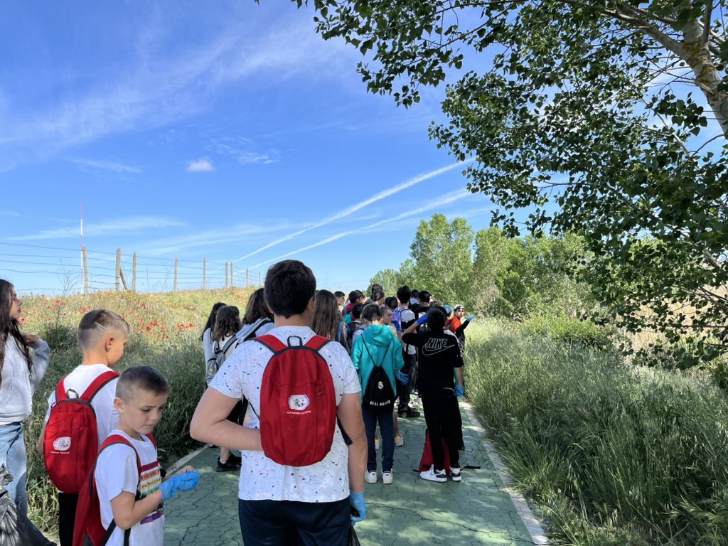 IESAlfonsoIX's tweet photo. Plogging y plantación de aromáticas en el paseo del río, junto a los alumnos de los CEIP Riomanzanas y Almaraz. Se enmarca dentro del programa Centros Educativos Sostenibles y el @piEFcitosCaMiNo . Gracias al @AytoZamora por su colaboración. https://t.co/zy6aamYXEj