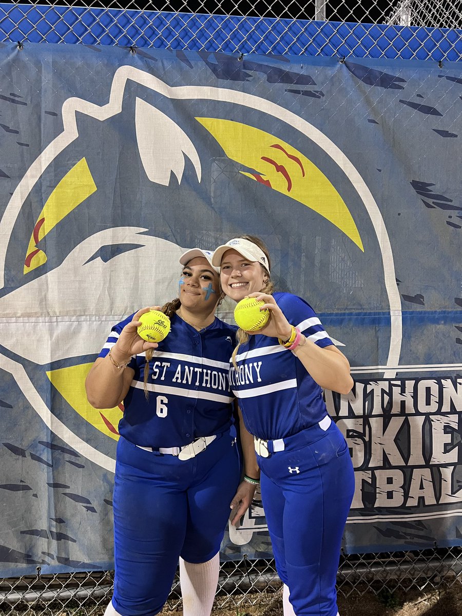 HDCsoftball's tweet photo. Huskies clinched the conference title last night with their 14-5 victory over DeLaSalle … and added two more home runs for the season. Anaya with #1 on the season and Annie with #3 🥎💙🤍 https://t.co/FPhrIYbKqr