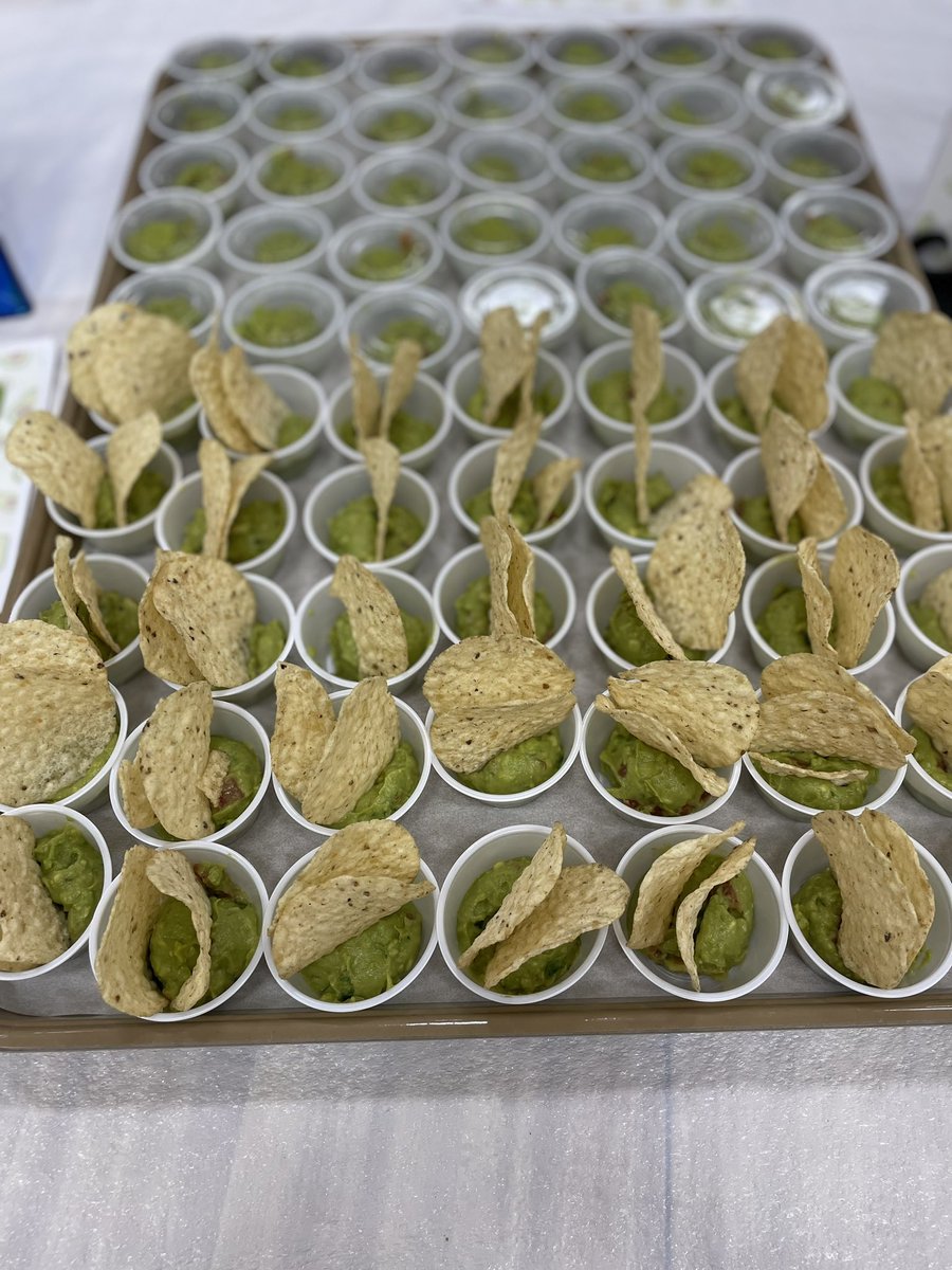 Guac &amp; Roll 🥑🎉
Serving up fresh guacamole samples today <a href="/CougarsLCHS/">LCHS</a> student health fair! 😋 #LCPride