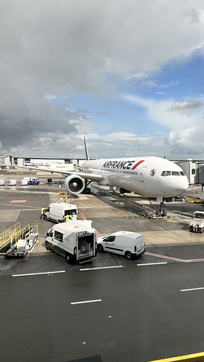 Prochain arrêt Dakar…. pour la 4ème du DakarFaitSaComedy 👌🏾 
Une chose est sûre, nous vous préparons un show d’exception et toute cette bande de fous ne me contredira pas!!!

Dieu merci 🙏🏾

#Festival 
#DakarfaitSaComedy