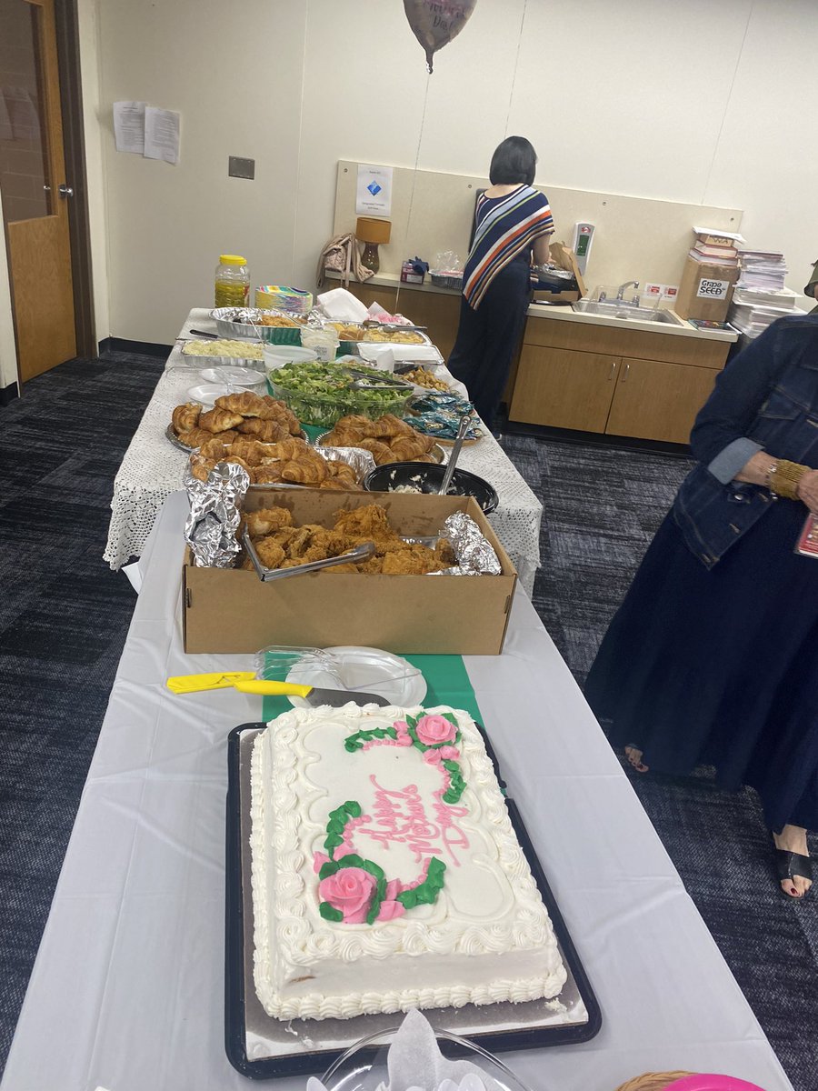 sch_ldp's tweet photo. ¡Feliz Día de las Madres!  Today we honor our Adult ESL “Bootcamp” parents.  ¡Que disfruten su día especial!💕🌹🎼🎶💕🙏🏼. @SCHK12 https://t.co/uSSTgicwwv
