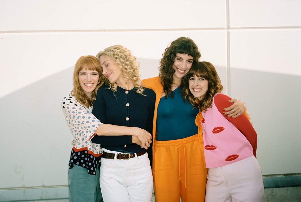 NetflixES's tweet photo. No hay nada como los amores de verano. Ya sea el de las amigas o el de alguien especial. #ValeriaNetflix llega el 2 de junio y #UnCuentoPerfectoNetflix el 28 de julio. https://t.co/qIxScVbjBo