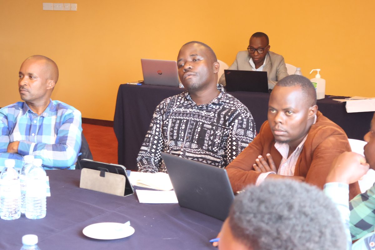 EPRC_official's tweet photo. Mr. Derrick from @JumiaUG engaging and training MSME business owners on Jumia Foods. 

#Jumiafoods #tabletalkers #foods #foodvendors https://t.co/jswXVeUCaY