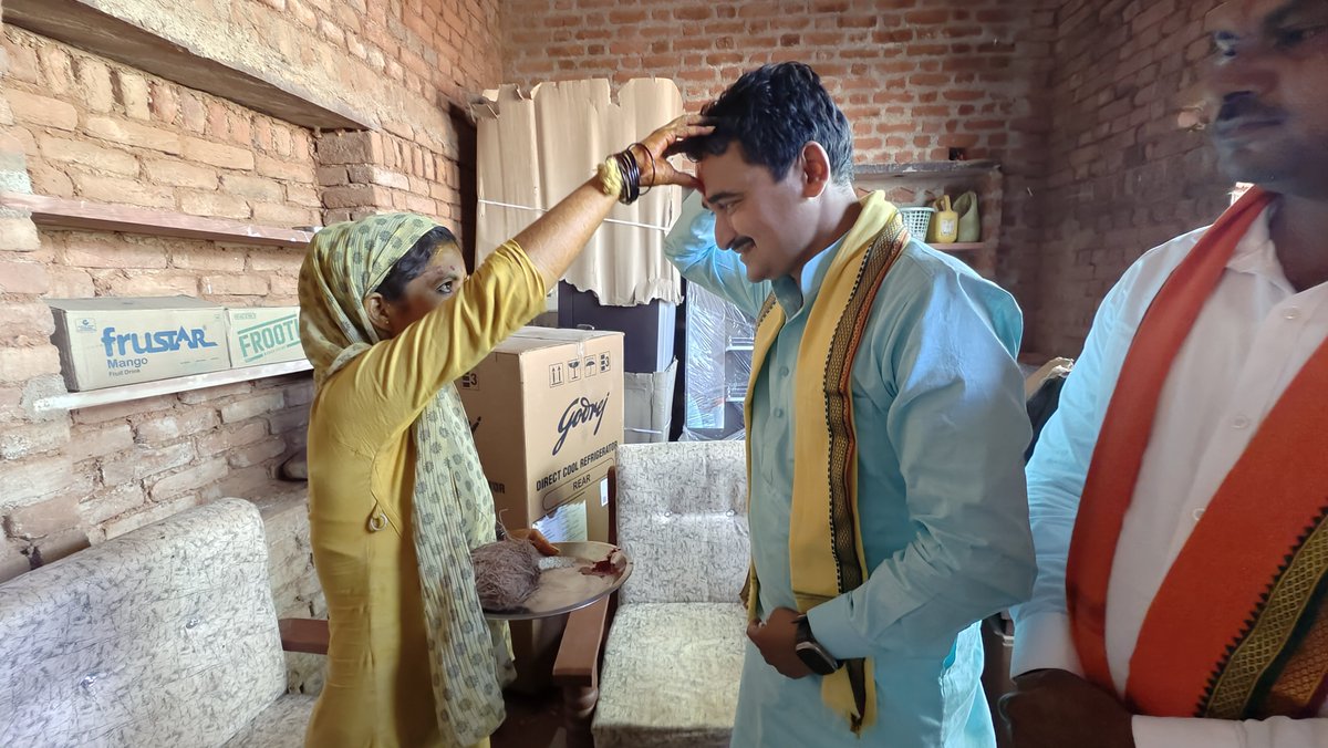 Dr_SukarnMishra's tweet photo. आज #दतिया के ग्राम रेव में बहिन मीनू सोलंकी की शादी समारोह में सम्मिलित हुआ और गृह मंत्री @drnarottammisra जी के द्वारा दान दहेज का उपहार में दिया हुआ सामान अपनी बहन मीनू को भेंट किया और बहन के चरण छूकर आशीर्वाद लिया । https://t.co/8S4WEKaEgm