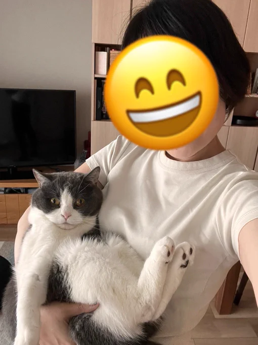 抱っこされてる時のキョトン顔からのムスー