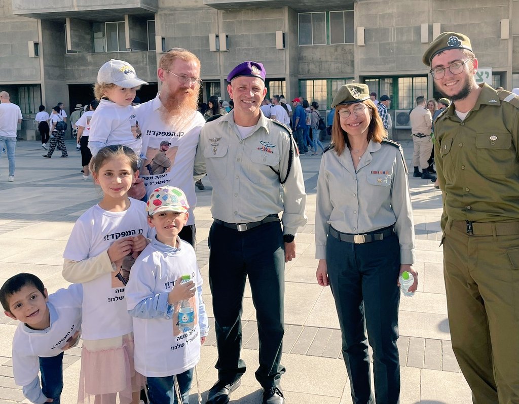 mendi_rizel's tweet photo. בתוך כל הבלאגן - כבוד למגזר החרדי: יעקב-משה קפלן סיים קורס קצינים. אל הטקס היום הגיעו כל בני משפחתו ובראשם אביו רבה הראשי של אלבניה שליח חב"ד בסלוניקי יוון הרב יואל קפלן (בתמונה יחד עם אלוף אורלי מרקמן ומפקד בה"ד 1 אל"מ יהודה וואך) https://t.co/TEO3v2AxGz