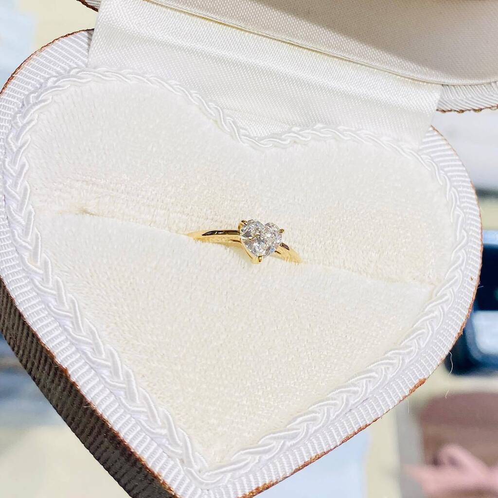 MATSUURA_AG's tweet photo. Dカラー、VVS1のハートシェイプダイヤモンドリング💍

#ダイヤモンド #ハートシェイプ #ジュエリー #ダイヤリング #エクスポジション原宿 https://t.co/TDqYiutHsD https://t.co/HrINUkRWk4