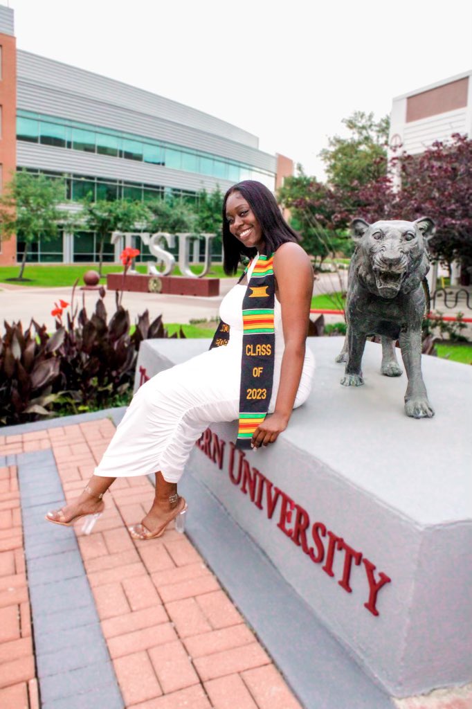 am0urt0ni's tweet image. Proverbs 31:25 - She is clothed with strength and dignity, and she laughs without fear of the future. ✨

Presidents List 2X 
Deans List 2x 
Campus Pal Director 2022-2023 🐯
The National Society Leadership and Success Scholar 👩🏾‍🏫 
Magna Cum Laude 
BSLS 🧡💜
#TXSUGrad