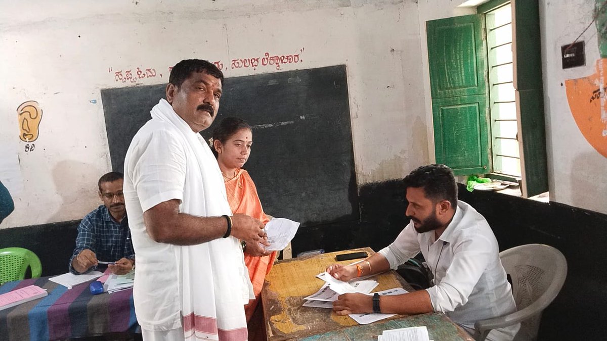 HTManjuJDS's tweet photo. ಕೆ ಆರ್ ಪೇಟೆ ವಿಧಾನಸಭಾ ಕ್ಷೇತ್ರದ ನನ್ನ ಸ್ವಗ್ರಾಮ  ಹರಳಹಳ್ಳಿಯ ಮತಗಟ್ಟೆಗೆ ನನ್ನ ಧರ್ಮಪತ್ನಿ ರಮಾ ಮಂಜು ರವರೊಂದಿಗೆ ತೆರಳಿ ಮತದಾನ ಮಾಡಿದೆ.

ಮತದಾನ ನಿಮ್ಮ ಹಕ್ಕು, ನಿಮ್ಮ ಹಕ್ಕನ್ನು ಜಾಗರೂಕತೆಯಿಂದ ಚಲಾಯಿಸಿ.

#TeamHTM #KRPete #vote #againjds  #2023karnatakaelection https://t.co/wIGjGhjQTa