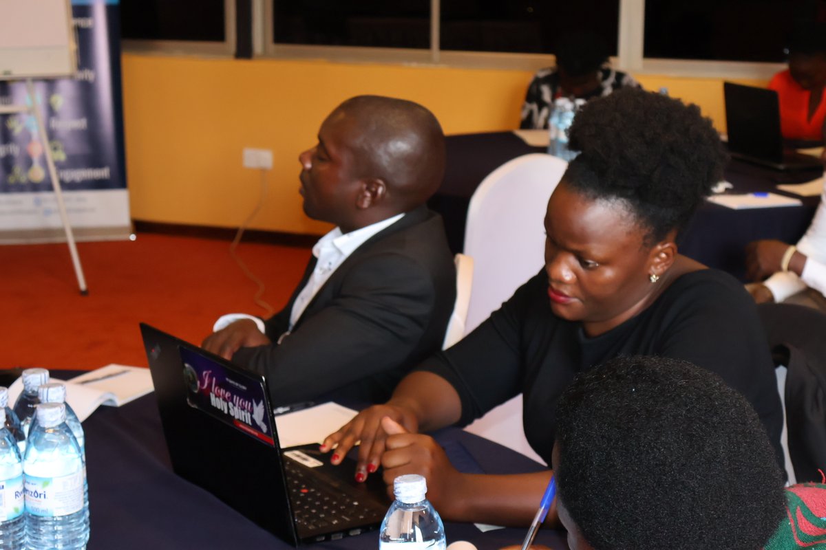EPRC_official's tweet photo. Mr. Derrick from @JumiaUG engaging and training MSME business owners on Jumia Foods. 

#Jumiafoods #tabletalkers #foods #foodvendors https://t.co/jswXVeUCaY