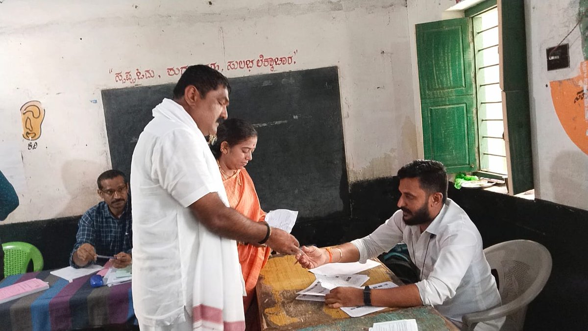 HTManjuJDS's tweet photo. ಕೆ ಆರ್ ಪೇಟೆ ವಿಧಾನಸಭಾ ಕ್ಷೇತ್ರದ ನನ್ನ ಸ್ವಗ್ರಾಮ  ಹರಳಹಳ್ಳಿಯ ಮತಗಟ್ಟೆಗೆ ನನ್ನ ಧರ್ಮಪತ್ನಿ ರಮಾ ಮಂಜು ರವರೊಂದಿಗೆ ತೆರಳಿ ಮತದಾನ ಮಾಡಿದೆ.

ಮತದಾನ ನಿಮ್ಮ ಹಕ್ಕು, ನಿಮ್ಮ ಹಕ್ಕನ್ನು ಜಾಗರೂಕತೆಯಿಂದ ಚಲಾಯಿಸಿ.

#TeamHTM #KRPete #vote #againjds  #2023karnatakaelection https://t.co/wIGjGhjQTa