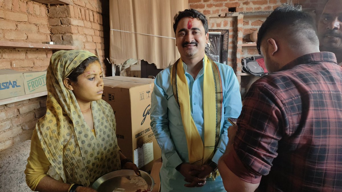 Dr_SukarnMishra's tweet photo. आज #दतिया के ग्राम रेव में बहिन मीनू सोलंकी की शादी समारोह में सम्मिलित हुआ और गृह मंत्री @drnarottammisra जी के द्वारा दान दहेज का उपहार में दिया हुआ सामान अपनी बहन मीनू को भेंट किया और बहन के चरण छूकर आशीर्वाद लिया । https://t.co/8S4WEKaEgm