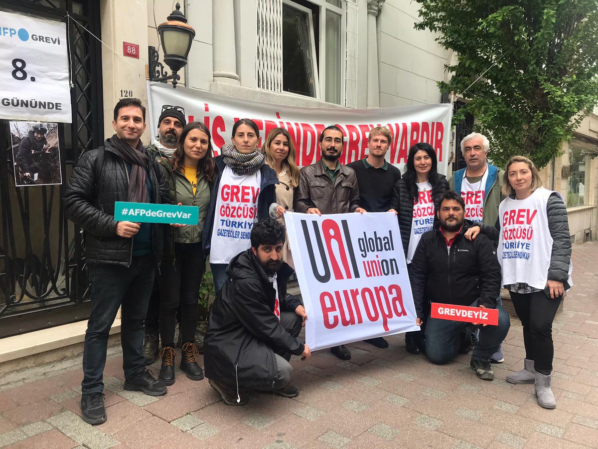 TGS_org_tr's tweet photo. La solidarité internationale nous renforce. Merci aux collègues de @UNI_Europa qui nous ont rendu visite le 8e jour de notre grève à l'AFP en Turquie.

#AFPTurquieGreve 
#AFPTurkeyStrike 
#AFPdeGrevKazanacak https://t.co/oc7zlXK2Ic