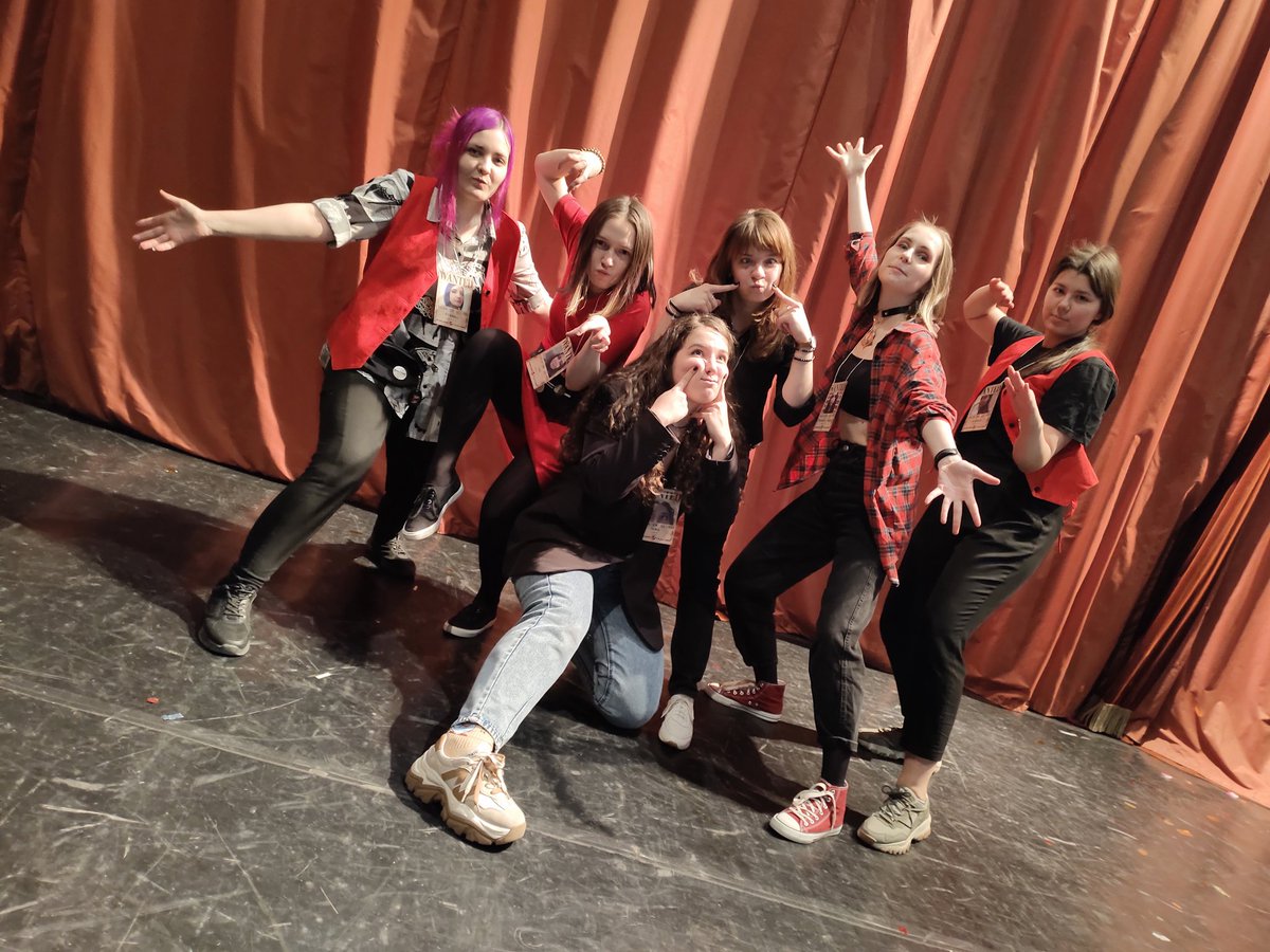 Мне кажется я только-только начала отходить от феста 

Моя замечательная команда сцены, я вас просто обожаю💜 Мы выложились настолько, что капец, мы были феями реквизита, дыма, посыпок, уборки и поиска)
Я знаю, что мы сделали максимум из того, что могли и я безумно вами горжусь🥺