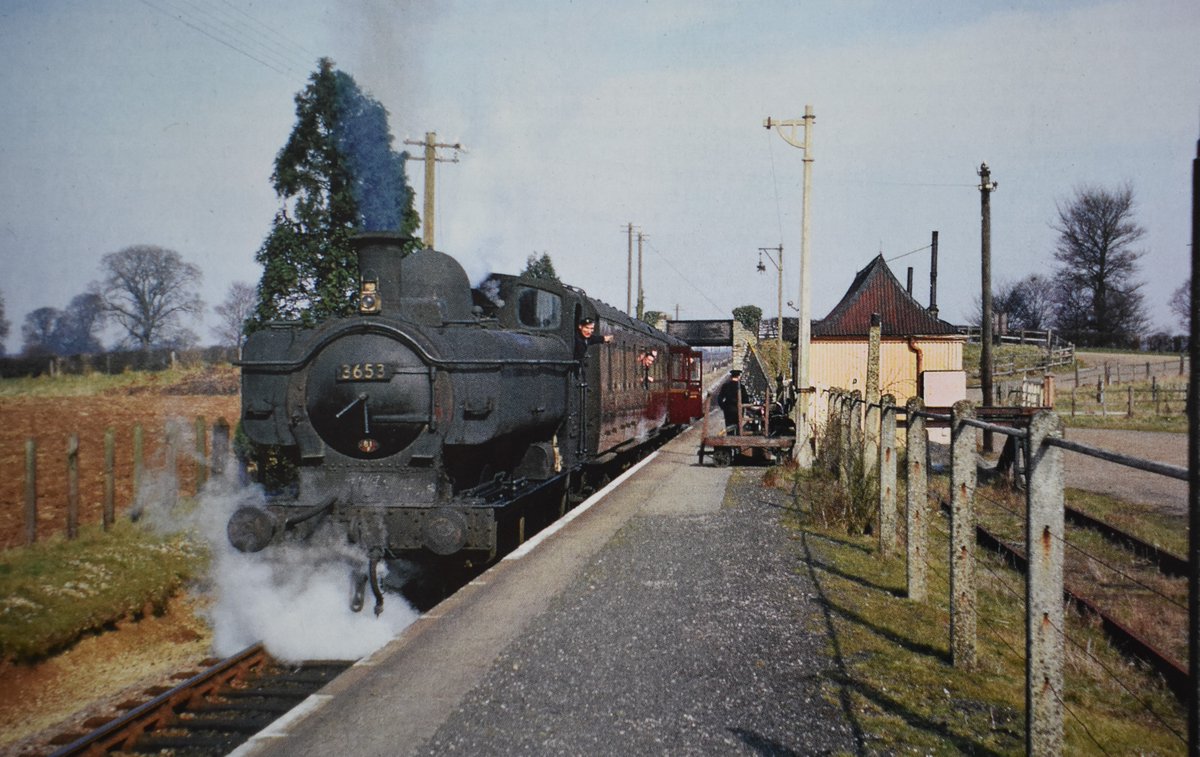 JeffAlbiston's tweet photo. Pannier Tank 8750 Class 3653 makes the stop at Kelmscott &amp; Langford.
Date: Unknown.
📷 Photo by David Lawrence.
#steamlocomotive #Oxfordshire #BritishRailways #branchline https://t.co/VIEIYN9r80