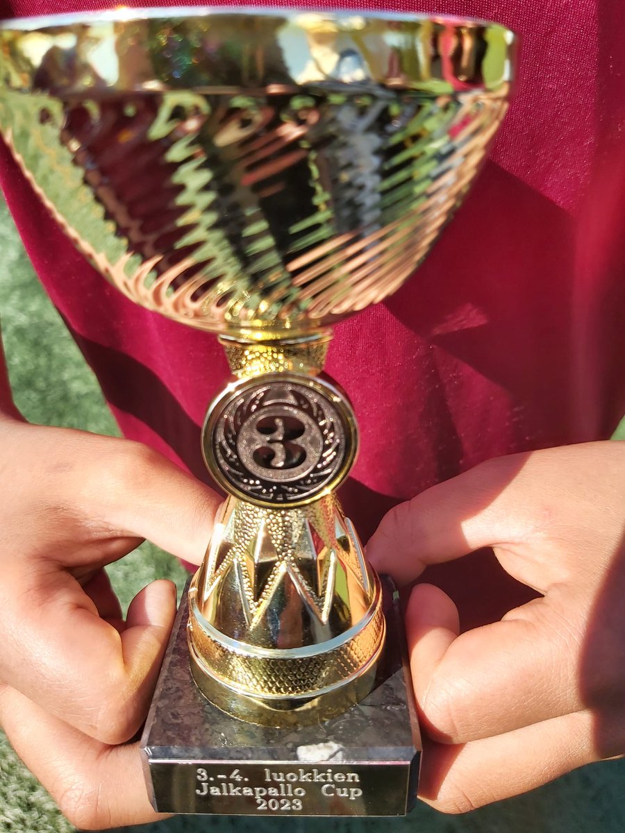 viikinnorssi's tweet photo. Woop woop,
pronssia tuli!!💪

Viikin nelosluokkalaiset voittivat juuri koulujen välisessä jalkapalloturnauksessa pronssia! 

Hyvä Viikki, hyvä me, hyvä meidän joukkue!

#viikinnorssi #nelosluokkalaiset #pronssia #jalkapalloturnaus https://t.co/vZV8MxpS6M