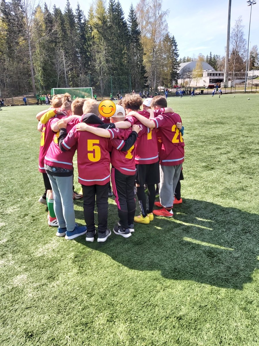 viikinnorssi's tweet photo. Woop woop,
pronssia tuli!!💪

Viikin nelosluokkalaiset voittivat juuri koulujen välisessä jalkapalloturnauksessa pronssia! 

Hyvä Viikki, hyvä me, hyvä meidän joukkue!

#viikinnorssi #nelosluokkalaiset #pronssia #jalkapalloturnaus https://t.co/vZV8MxpS6M