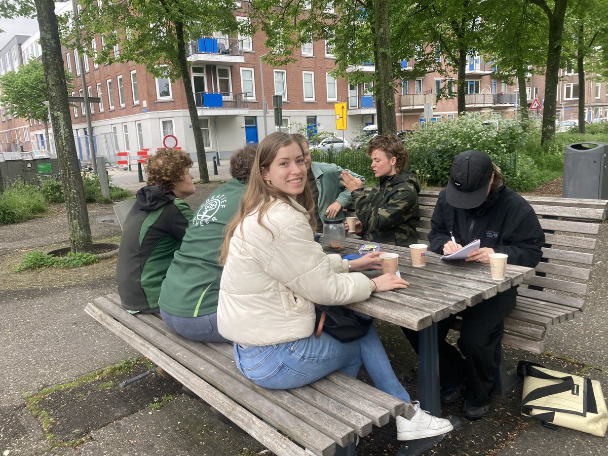 rinibiemans's tweet photo. Vanochtend hadden we drie extra deelnemers bij de yoga 🧘‍♀️ Rondleiding gegeven en geïnterviewd  door Sasja en Riekje (studenten journalistiek) en @dijkvanrubenii (vers beton) #park1943 #hetnieuwetuinieren #ecosociaal #stadsgeneeskunde #parkenmaand https://t.co/PUc5ZlLh0U