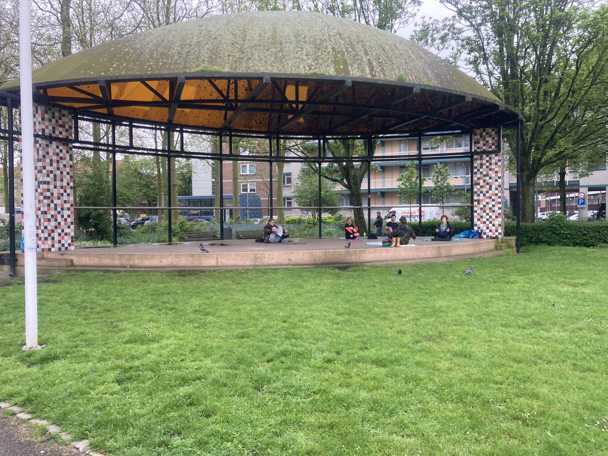 rinibiemans's tweet photo. Vanochtend hadden we drie extra deelnemers bij de yoga 🧘‍♀️ Rondleiding gegeven en geïnterviewd  door Sasja en Riekje (studenten journalistiek) en @dijkvanrubenii (vers beton) #park1943 #hetnieuwetuinieren #ecosociaal #stadsgeneeskunde #parkenmaand https://t.co/PUc5ZlLh0U