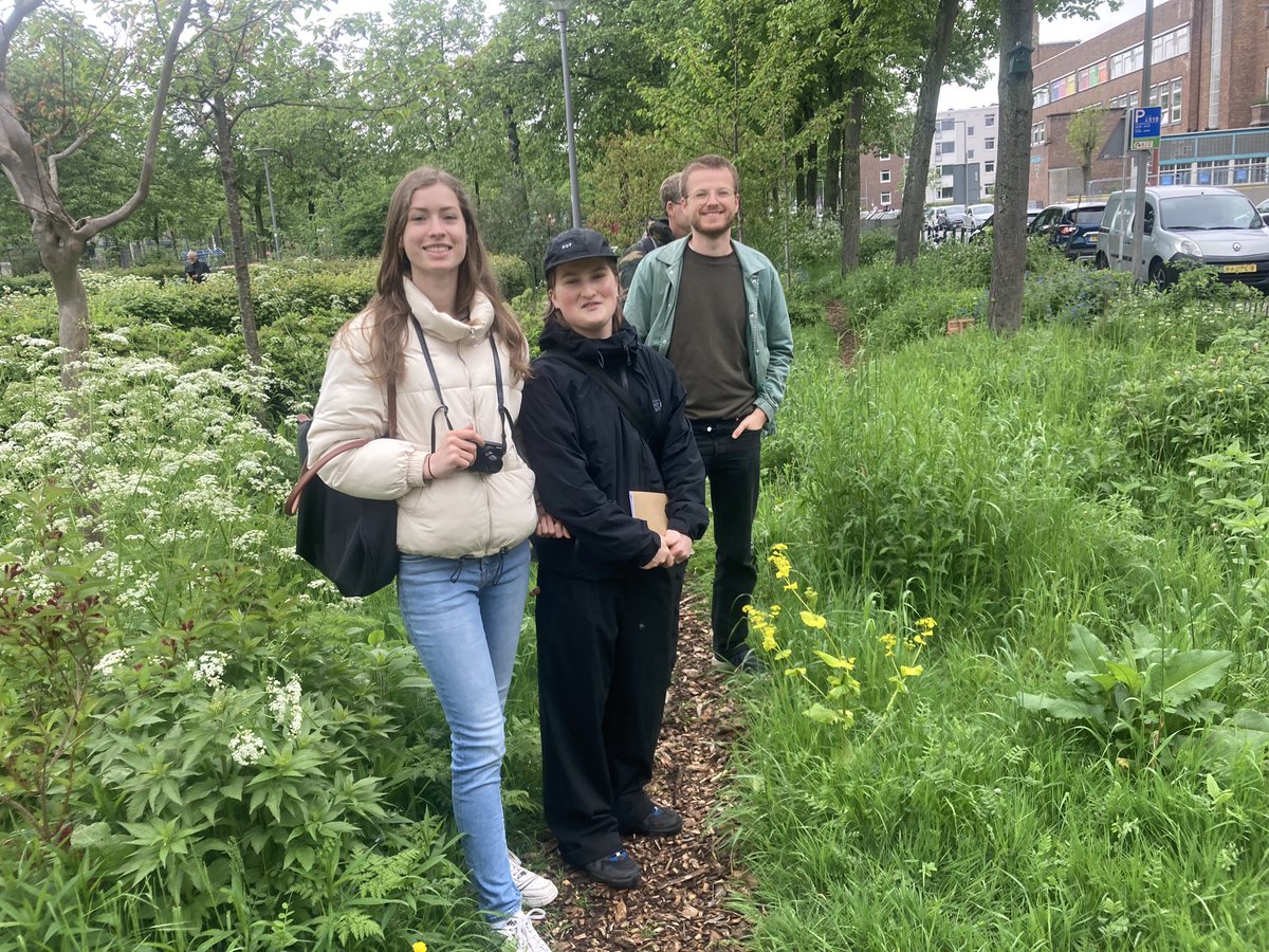 rinibiemans's tweet photo. Vanochtend hadden we drie extra deelnemers bij de yoga 🧘‍♀️ Rondleiding gegeven en geïnterviewd  door Sasja en Riekje (studenten journalistiek) en @dijkvanrubenii (vers beton) #park1943 #hetnieuwetuinieren #ecosociaal #stadsgeneeskunde #parkenmaand https://t.co/PUc5ZlLh0U