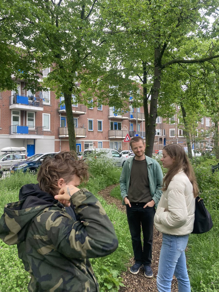 rinibiemans's tweet photo. Vanochtend hadden we drie extra deelnemers bij de yoga 🧘‍♀️ Rondleiding gegeven en geïnterviewd  door Sasja en Riekje (studenten journalistiek) en @dijkvanrubenii (vers beton) #park1943 #hetnieuwetuinieren #ecosociaal #stadsgeneeskunde #parkenmaand https://t.co/PUc5ZlLh0U