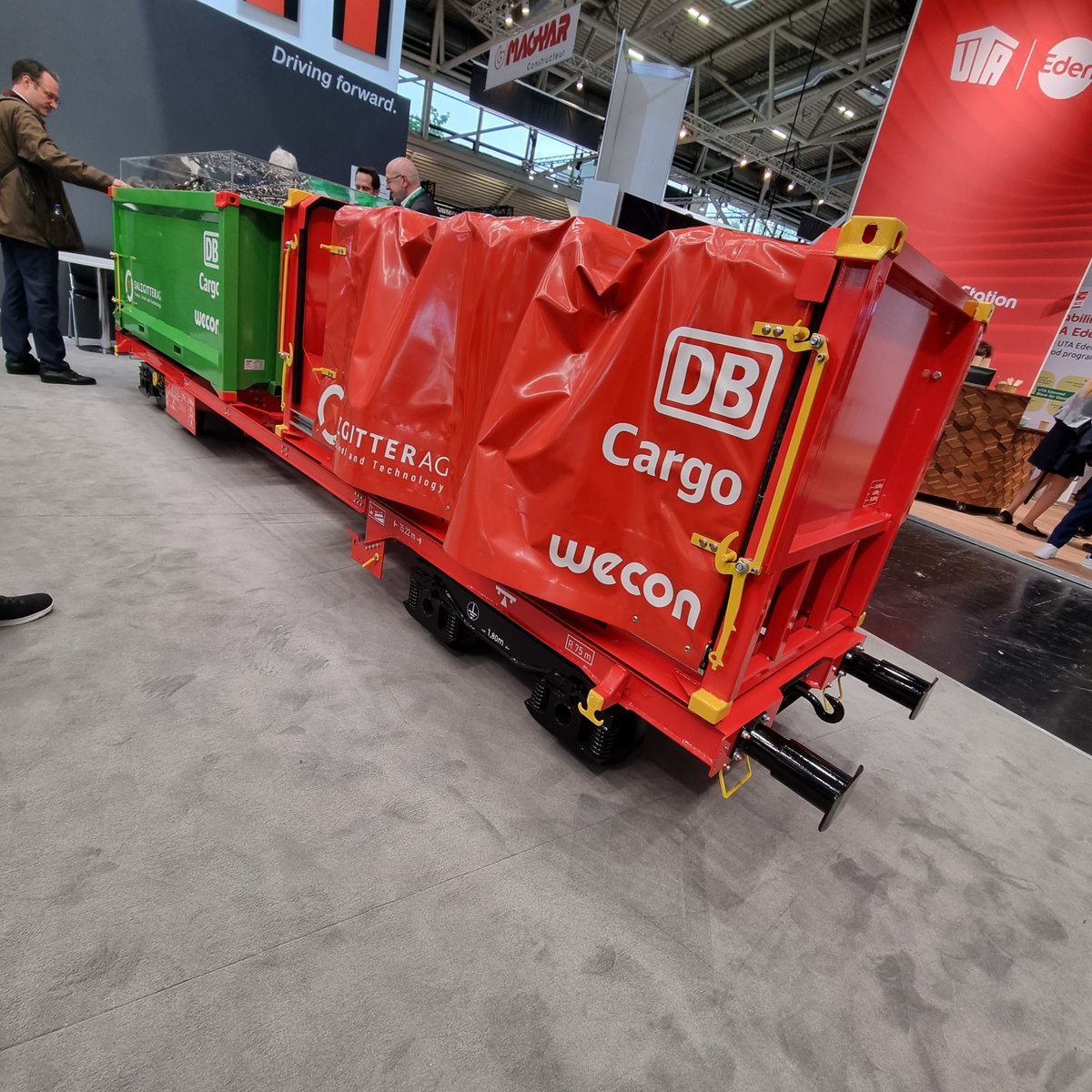 lokfuehrer_tim's tweet image. &quot;Schatz, ich habe die Güterwagen geschrumpft&quot;
#transportlogistic