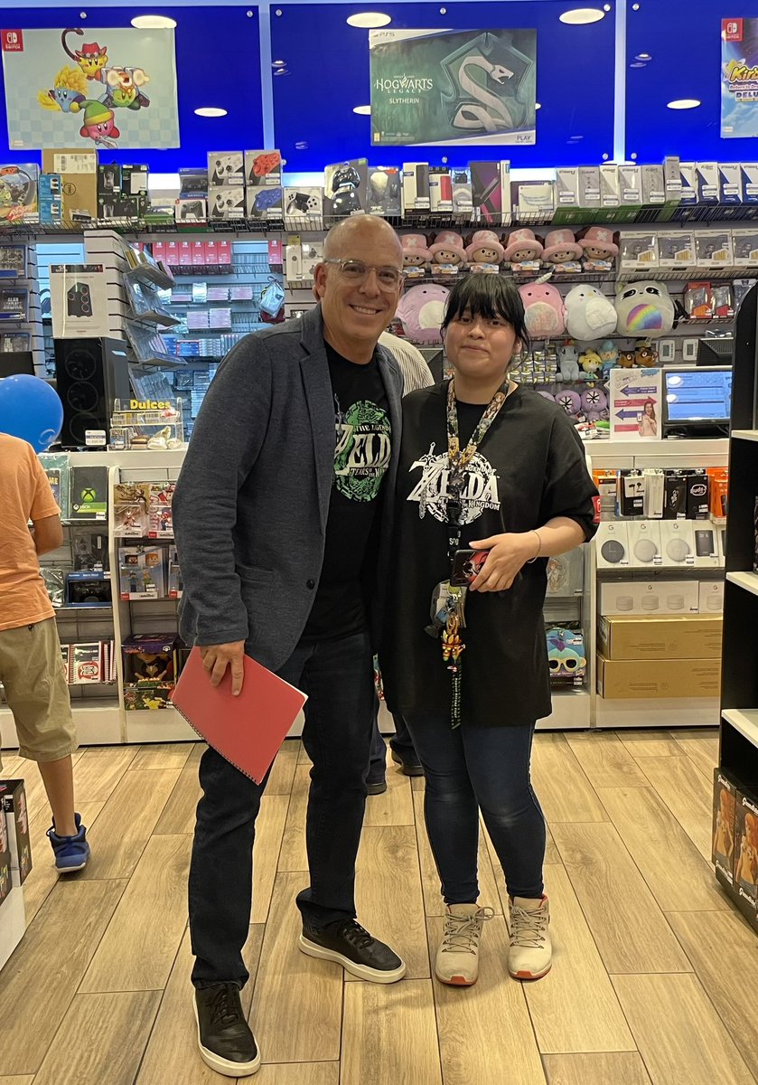 thetruebowser's tweet photo. Gracias a los empleados del @Gameplanetmx para su preparación para el lanzamiento de Legend of #Zelda #TearsOfTheKingdom https://t.co/zA03c38O0i