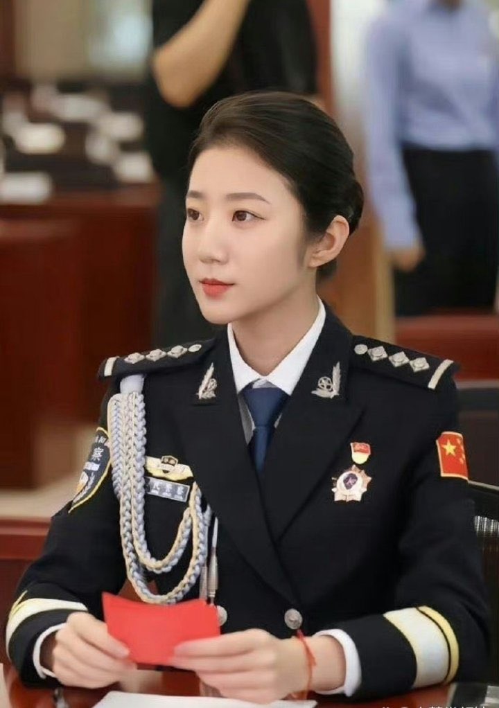 xll949494's tweet photo. 英姿飒爽的警花，致敬🫡 https://t.co/vnbnwAImOY