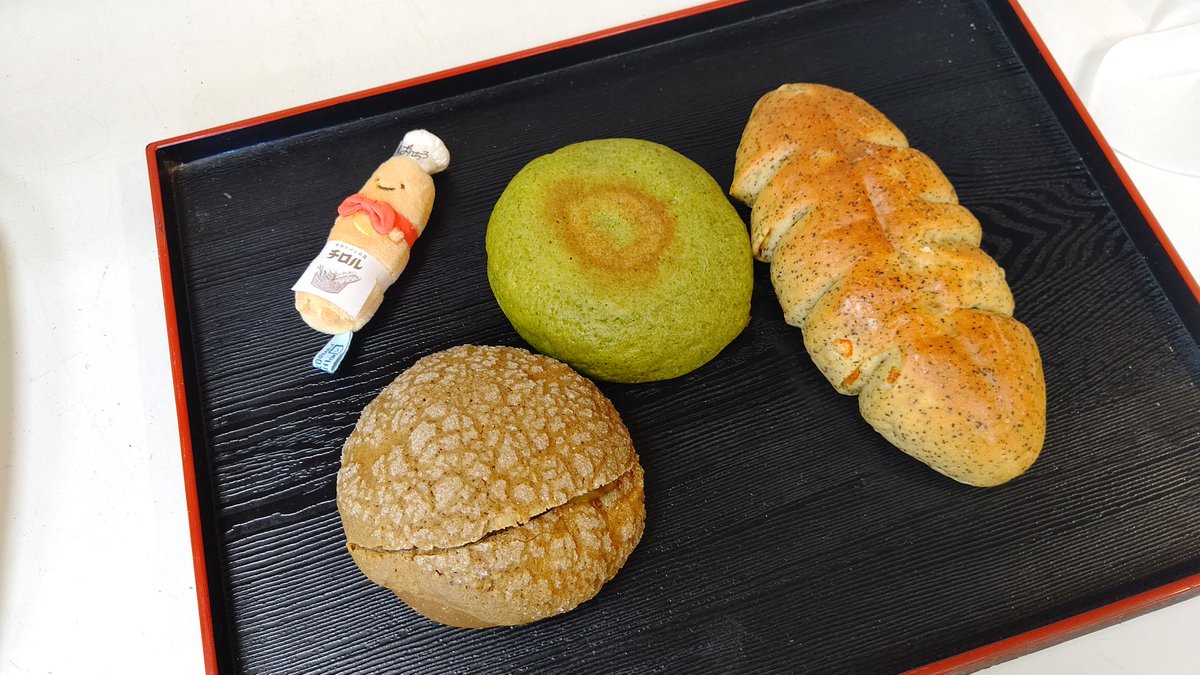 pan_cirol's tweet photo. ぶぶどすえ～
ほうじ茶メロンパン、抹茶クッキークリーム、アールグレイの紅茶パン
#京都パン #お茶のパン #チロル #すみっコぐらし https://t.co/BavZeNtrZI