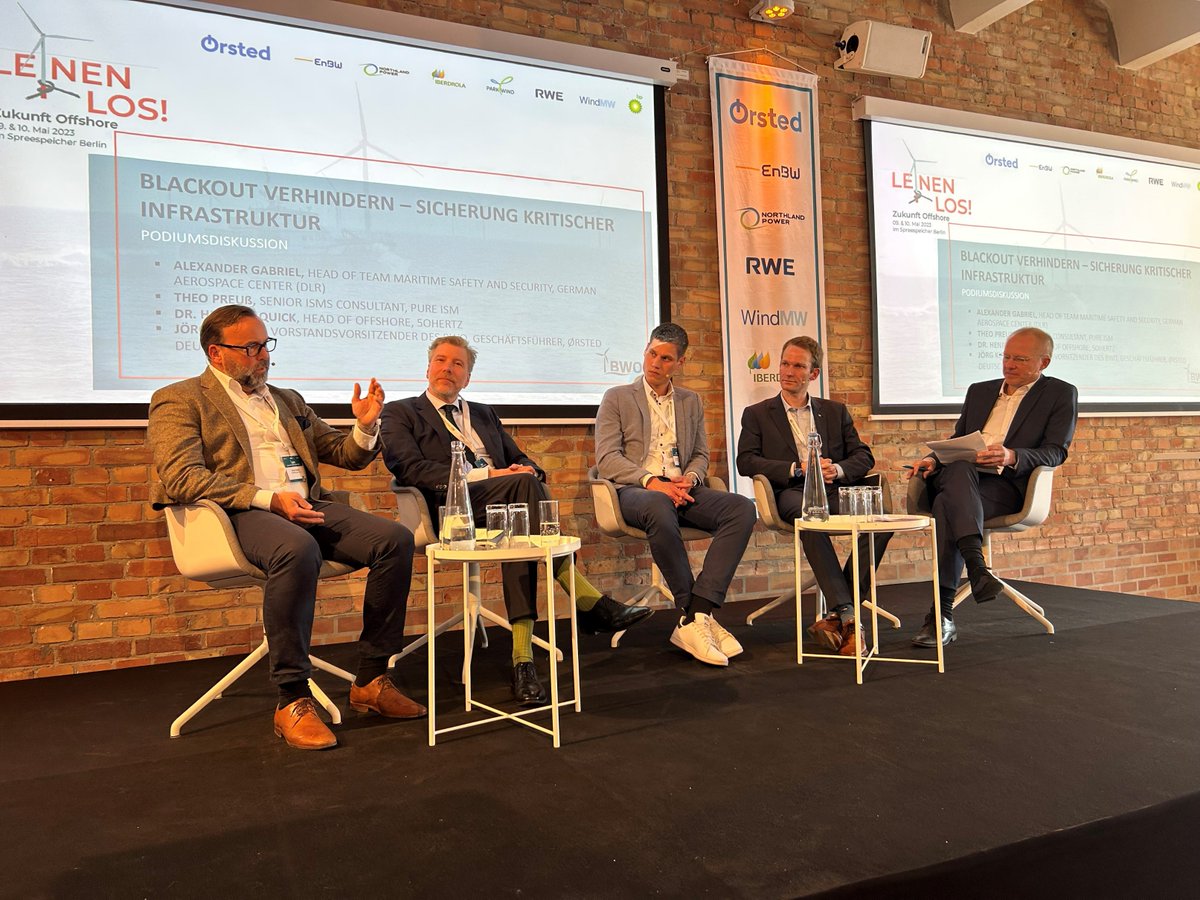 Alexander Gabriel (<a href="/DLR_de/">DLR_de</a>), Theo Preuß (pure ISM), Henrich Quick (<a href="/50Hertzcom/">50Hertz</a>) und Jörg Kubitza (<a href="/Orsted/">Ørsted</a>) diskutieren auf dem Panel „#Blackout verhindern – Sicherung kritischer #Infrastruktur“ auf der #ZukunftOffshore2023 die #Sicherung deutscher und europäischer #Windparks.