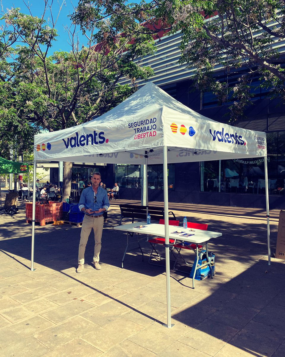 Valents_SPRibes's tweet photo. Carpa informativa en el mercat de Roquetes @santperederibes con @oskleon1 @lluisfruiz @valents_cat informado de alguna de nuestras propuestas: 👷‍♂️empleo local 👨‍🍳👩‍🌾 oxígeno para nuestro comercio y hostelería.
#eleccionesmunicipales2023 #EleccionsMunicipals2023 https://t.co/9Gvw83sv5U