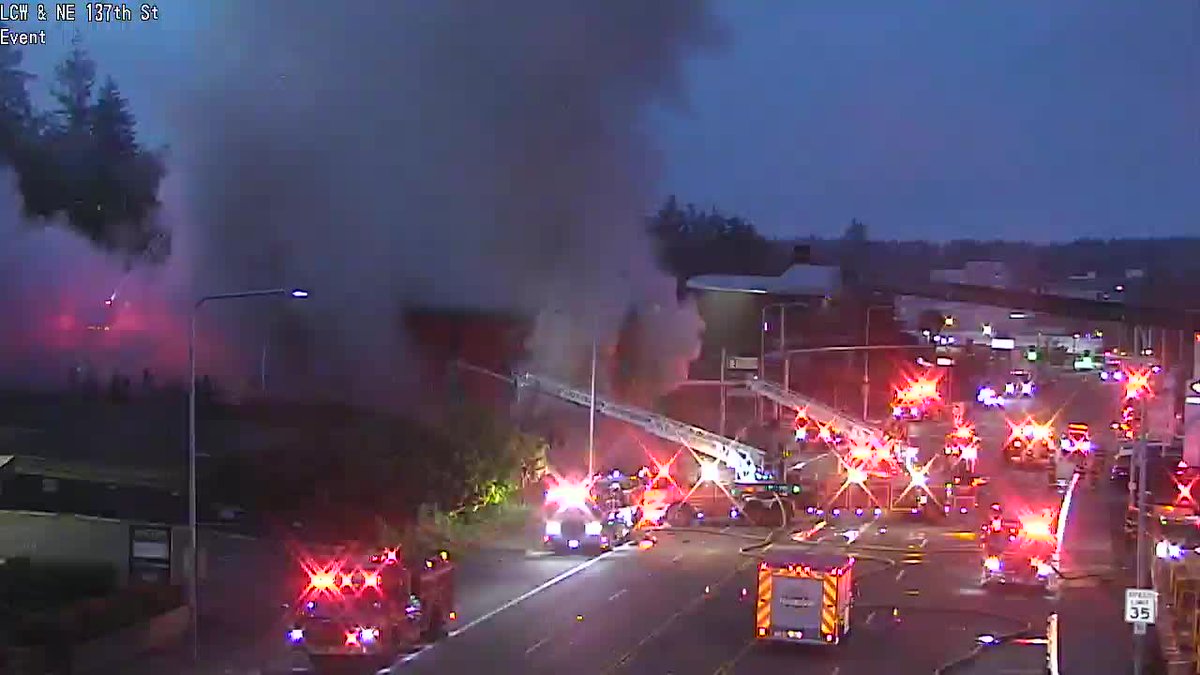 tyrahmajors's tweet image. Drivers who use Lake City Way...know that all lanes are blocked between NE 135th &amp;amp; NE 137th. Find alternate routes. Our reporter @KOMOhaider is headed there now! @komonews #KOMONews