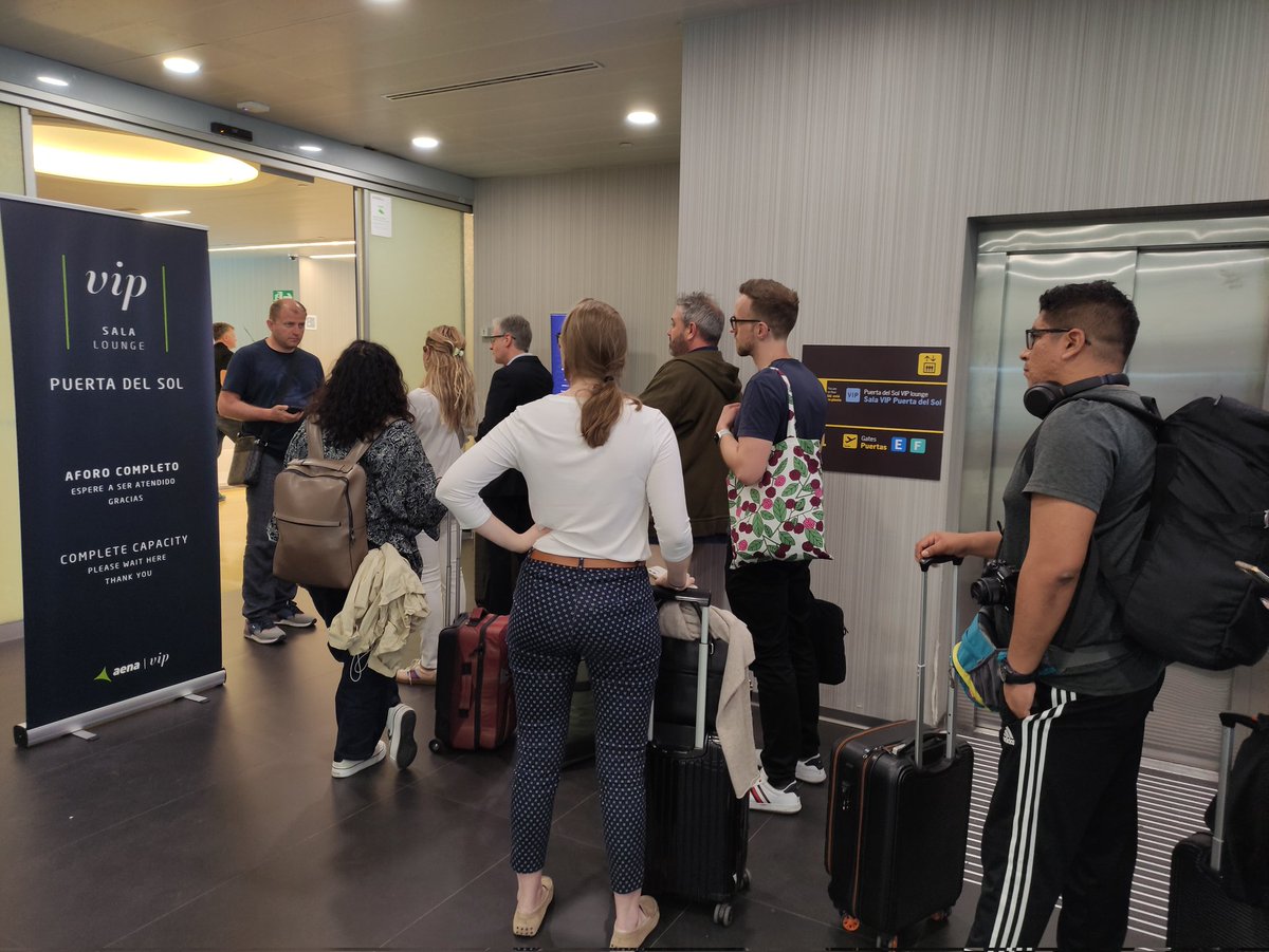 PabloJPozaPro's tweet photo. Estar 20 minutos esperando para entrar en la sala VIP es muy poco Vip... @aena https://t.co/6D39EEDowM