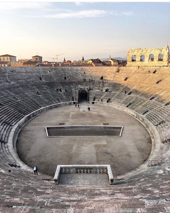 RuasSpirandeli's tweet photo. Hoje sonhei que estava no centro de uma arena em ruinas, e na arquibancada tinha varias versões minha, e colocamos todas as minhas questões e inseguranças em pauta, para poder resolver os conflitos que estão destruindo minha mente. https://t.co/npJGIXstJJ