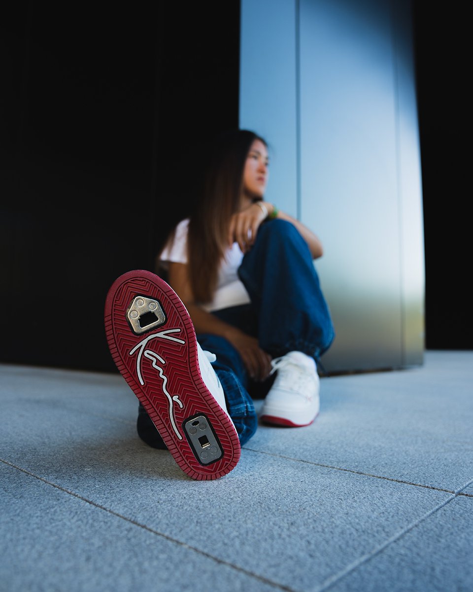 Flaneurz's tweet photo. May drop is available on https://t.co/ahg6hPb5UY

Keep it simple yet original thanks to the KARL KANI 89 UP - White Red. 

Drop: KARL KANI 89 UP - White Red / Premium White rolling part

Model: Mk Street 10
Photo: Linda Zhu 8

#flaneurz #rollerskate #maydrop #karlkani #hiphop https://t.co/hhqWwcfyox