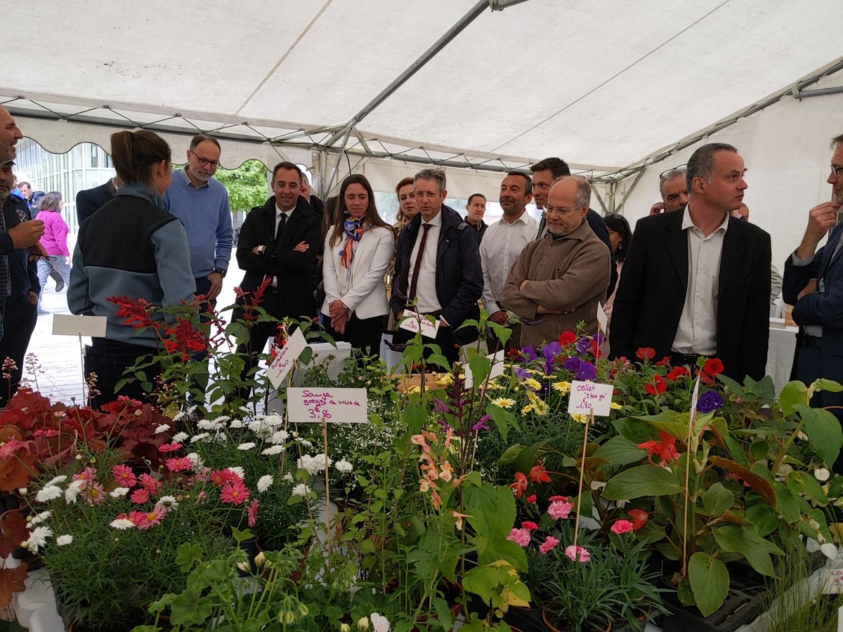 Prefet86's tweet photo. ✂#inauguration du camion « l’aventure du vivant » dont la mission est de promouvoir les métiers liés à l’#agriculture

✅Réalité virtuelle, jeux vidéos pédagogiques ✅Découvrez les #formations et les métiers du vivant jusqu'au 11 mai 2023, place Leclerc à @poitiersfr https://t.co/DzuGSWRalq