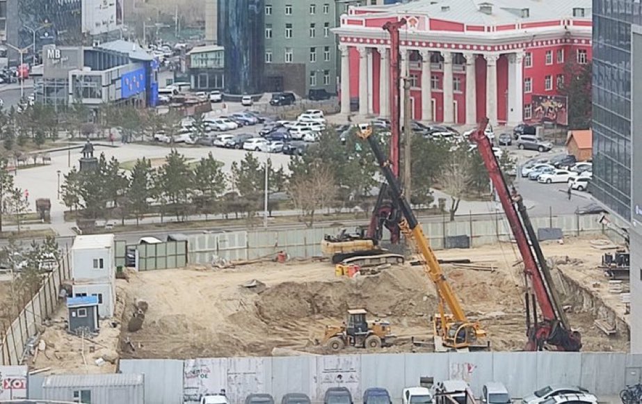 Улаанбаатар хотын иргэдэд уриалах нь:

Бүгдээрээ одоо эднийг болиулъя аа. Хойноос ирээд хот минийх, хотонд ороод хонь минийх гэгчийн үлгэрээр энэ хотыг маань арай л сэтгэлгүйгээр талхиж дууслаа. Одоо энд бас 54 давхар байшин барих гэнэ. Хаагуур нь хүмүүс явах вэ энэ хотод?