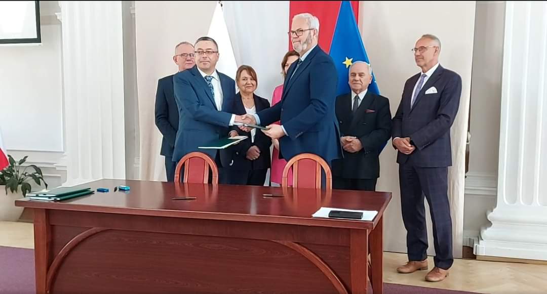 UMJaslo's tweet photo. Podkarpacki Urząd Wojewódzki w Rzeszowie - podpisanie umowy w ramach Zielonego Transportu Publicznego.
#MiastoJasło https://t.co/737fKytRKI