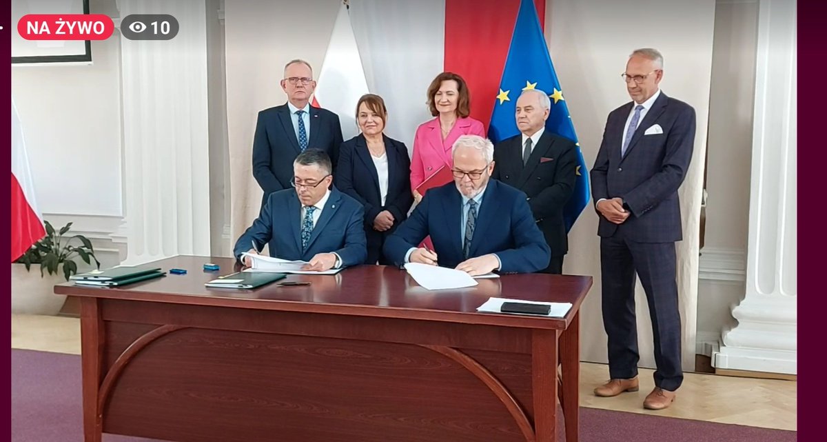 UMJaslo's tweet photo. Podkarpacki Urząd Wojewódzki w Rzeszowie - podpisanie umowy w ramach Zielonego Transportu Publicznego.
#MiastoJasło https://t.co/737fKytRKI