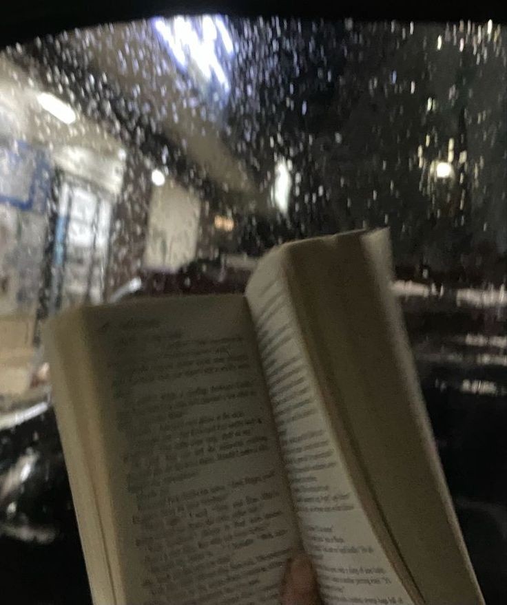 daisarine's tweet photo. reading while raining >>> https://t.co/RljTEfTEaF