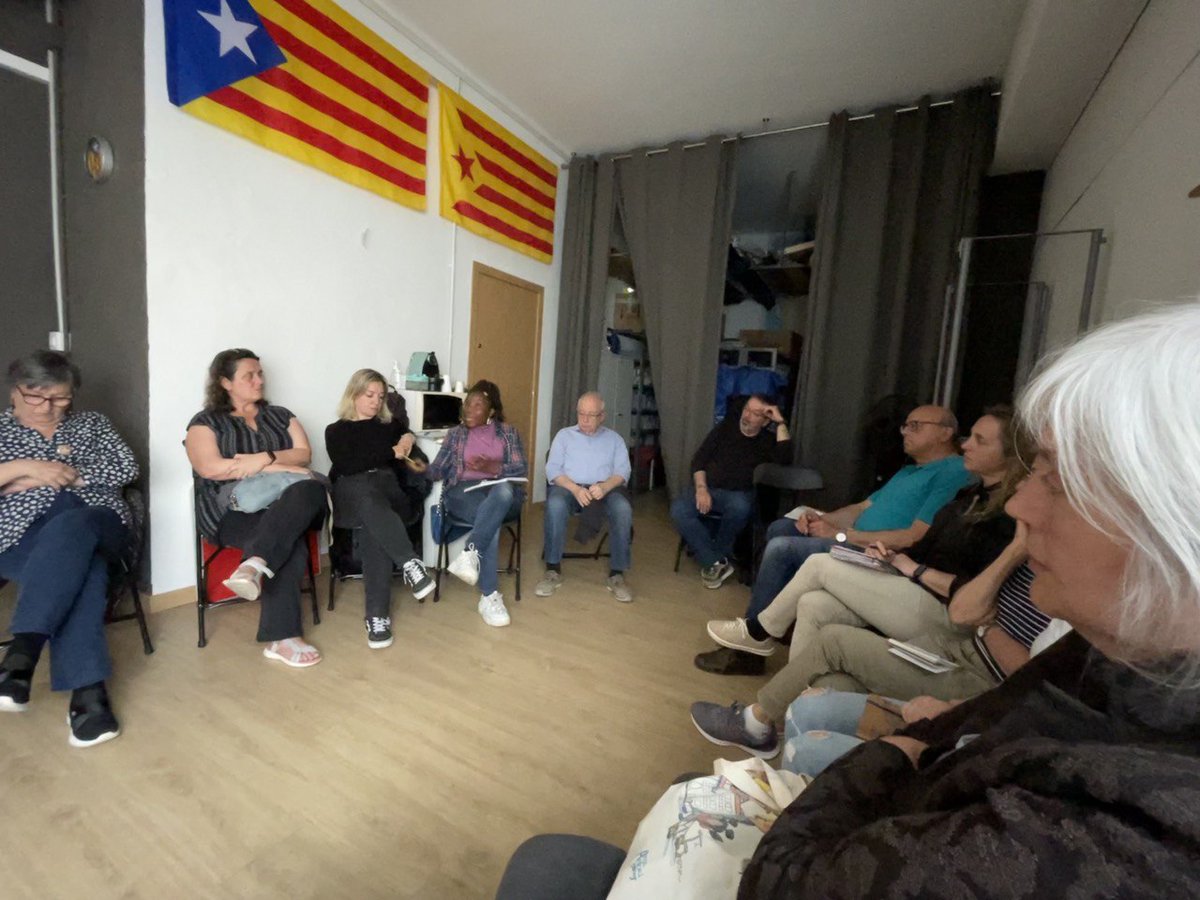 mariadolorsa's tweet photo. A #Badalona hi ha una sòlida estrucrura associativa que brinda accés a drets bàsics on les adminiatracions abandonen la seva responsabilitat.

Aquests dies ens conviden a debats polítics. Malgrat el marc electoralista m'agrada mantenir la sinceritat honesta. 

Gràcies per tant. https://t.co/aaipjbcZAV