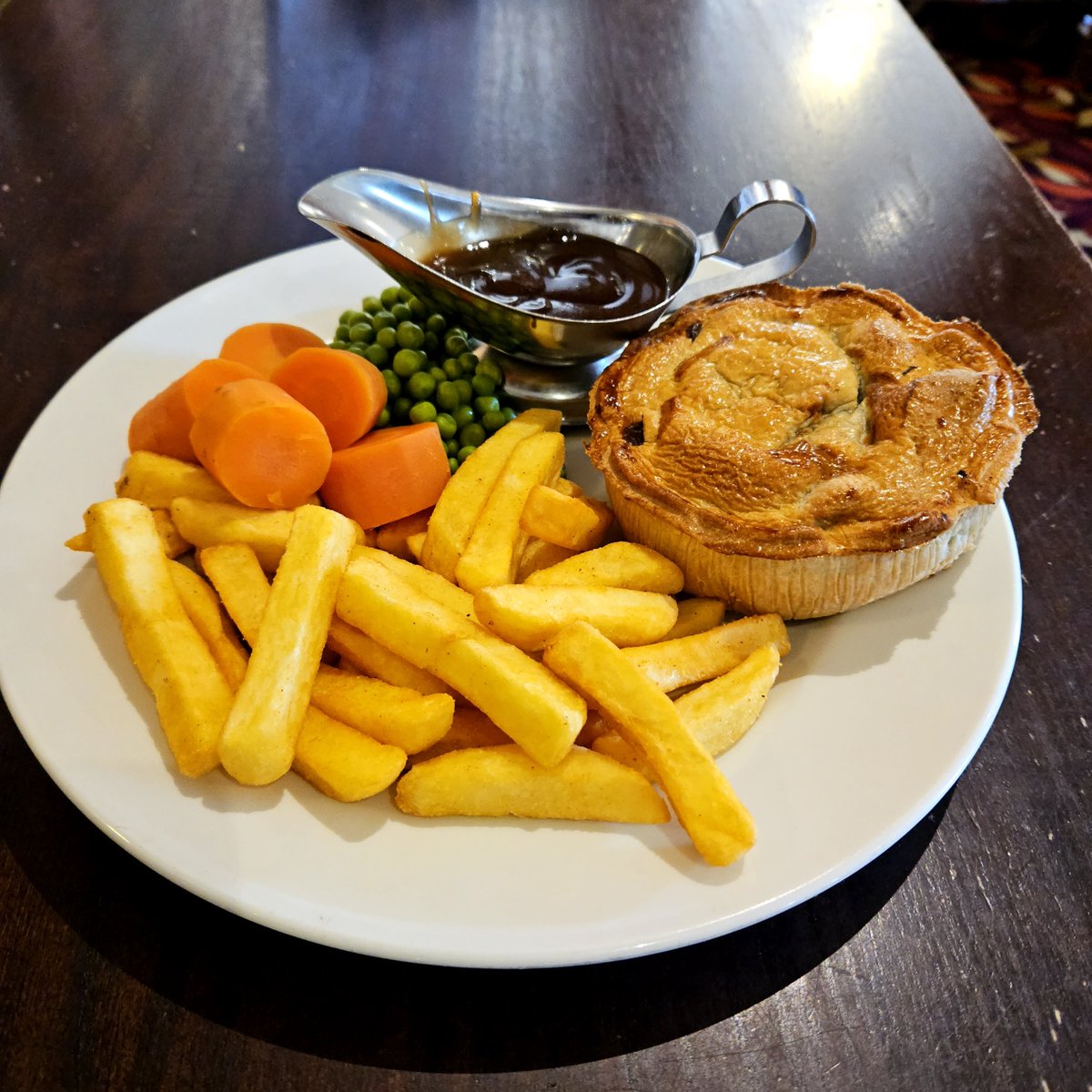 BurnDining's tweet photo. Say Aye tae a Pie 🥧 🤤
Meaty Steak &amp; Ale, Creamy Cheese &amp; Potato (v)or Savoury Root Vegatable (ve), what's your choice ? https://t.co/vluLLsSFow