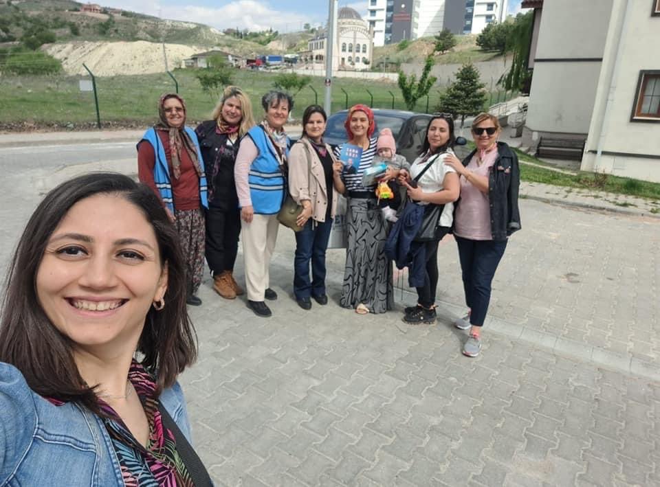 DevaAyas's tweet photo. Cumhuriyet Halk Partisi Ayaş Kadın Kolları ve Partimiz Kadın Çalışmaları Başkanlığımız ele ele vererek mahallelerimizi gezmeye, ev ziyaretleri yapmaya devam ediyorlar. Son güne kadar çalışıp, Bu seçimi hep birlikte kadınlarımızla beraber birleşe birleşe kazanacağız. 
@alibabacan https://t.co/OND4HMsAdS