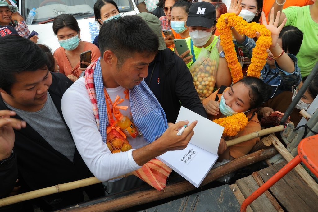 Thanathorn_FWP's tweet photo. ขอบคุณพี่น้องชาวปราจ���นบุรีและสระแก้ว สำหรับการต้อนรับที่แสนอบอุ่นในทุกๆ ที่เราไปมาตลอดทั้งวันนี้ครับ https://t.co/pOJJH5DD2W