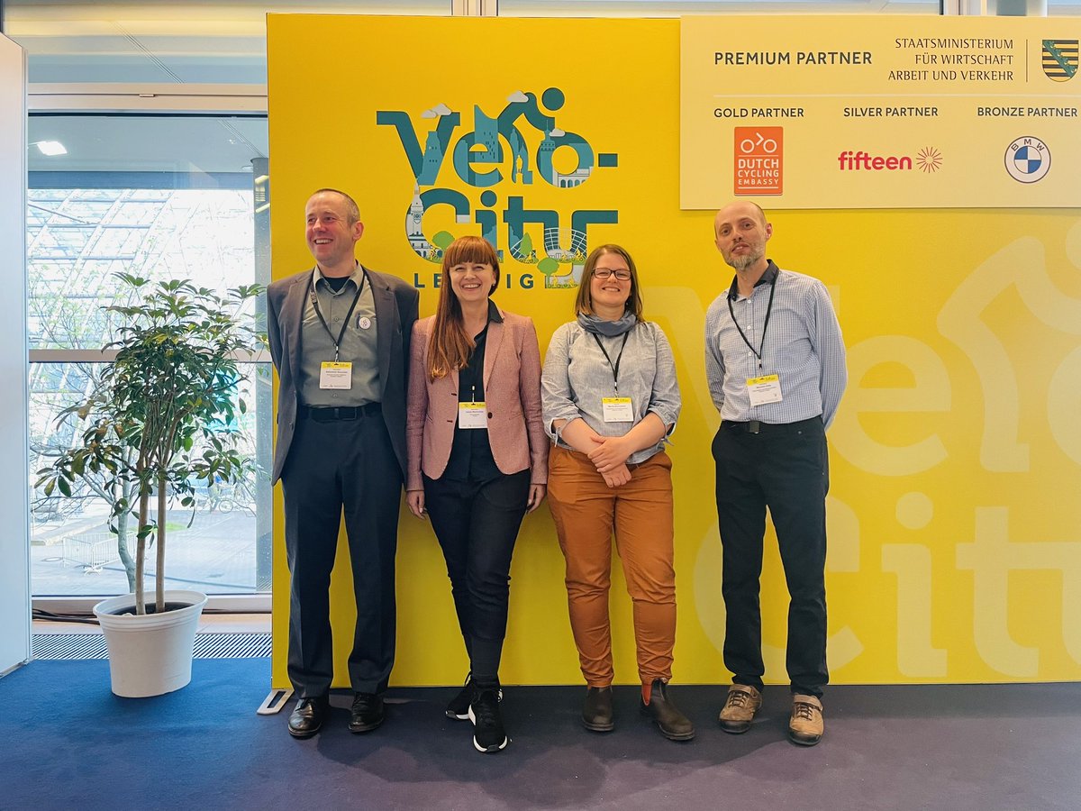 hannawawrowska's tweet photo. Dobrze spotkać na @VelocitySeries liderów zmian 🚴♂️ w Polsce #Rzeszotarska i #Grela z @PomZachodnie 👍 Przypomnę Pom. Zach. wdrożyło https://t.co/AjspQqwsNT. pierwszą aplikację mobilną która zapewnia inf. o jakości trasy rowerowej. Na 📸 także #Buczynski z @EuCyclistsFed https://t.co/zaf7YulQMp