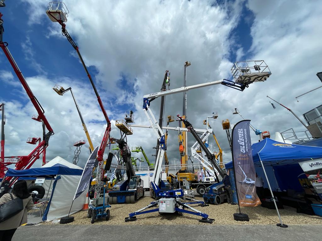 HirdyLifting's tweet photo. Day 1 of @Vertikaldays at the Hird Stand (303). We have mini cranes, spider booms, material trolleys, glass vacuum lifters and cladding lifters on display. Come along and see for yourself.
#OilandSteel #Righetti #Kappel #Winlet #cranes #MEWPs https://t.co/eQ6z5f7mfu