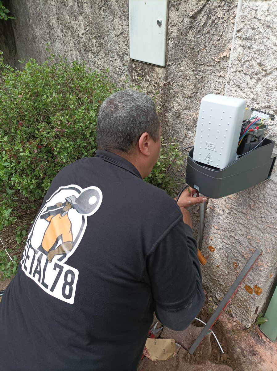 setal78's tweet photo. Installation d'une motorisation connectée et d'un miroir convexe pour facilité la sortie. https://t.co/XAhaKKv5xc https://t.co/UT7fvBdgm1
