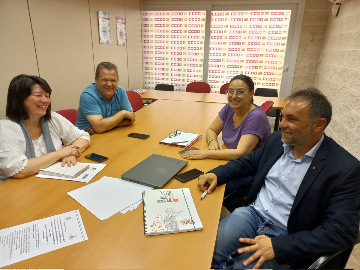 isa_barrajon's tweet photo. ๐๐ฝโโ๏ธ Fructรญfero encuentro con Vincenzo Giordano del #PatronatoINCA de @cgilnazionale, @CCOOvinalopovb y @CCOOAM para establecer lรญneas de #CooperaciรณnSindical y atender necesidades de la poblaciรณn trabajadora migrante procedente de #Italia. Hoy tambiรฉn asamblea en #Torrevieja https://t.co/SiatjqmHTN